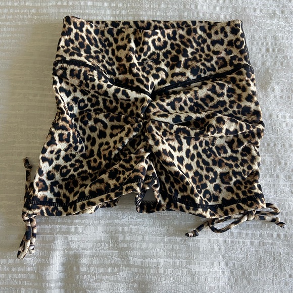 Zyia Leopard Brilliant Double Scrunchy Hustle Shorts - Picture 4 of 9
